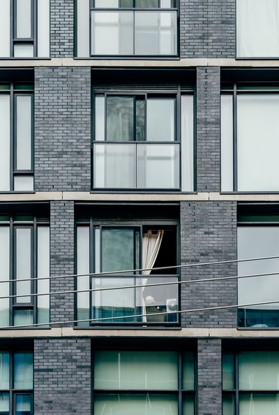 灰色的混凝土建筑玻璃窗
